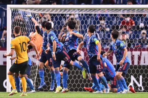 足球：日本在一场绝望的后期胜利中以 2-1 击败澳大利亚